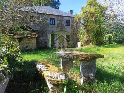 Encantadora casa de piedra reformada con finca y porche - entorno tranquilo y bien comunicado