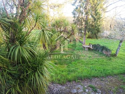 Encantadora casa de piedra reformada con finca y porche - entorno tranquilo y bien comunicado
