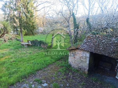 Encantadora casa de piedra reformada con finca y porche - entorno tranquilo y bien comunicado