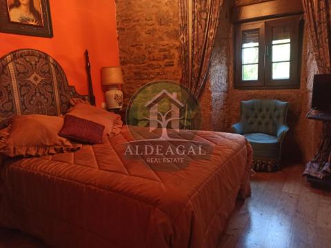 Encantadora casa de piedra reformada con finca y porche - entorno tranquilo y bien comunicado