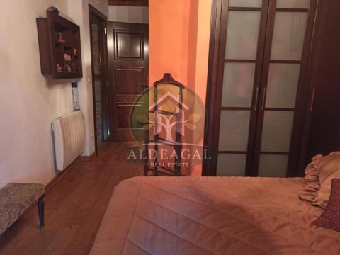 Encantadora casa de piedra reformada con finca y porche - entorno tranquilo y bien comunicado