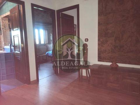 Encantadora casa de piedra reformada con finca y porche - entorno tranquilo y bien comunicado