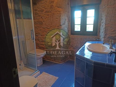 Encantadora casa de piedra reformada con finca y porche - entorno tranquilo y bien comunicado