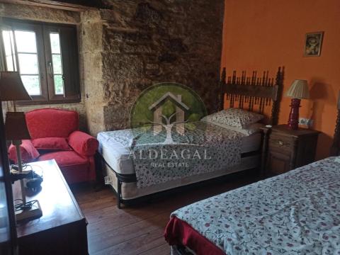 Encantadora casa de piedra reformada con finca y porche - entorno tranquilo y bien comunicado