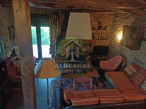 Encantadora casa de piedra reformada con finca y porche - entorno tranquilo y bien comunicado