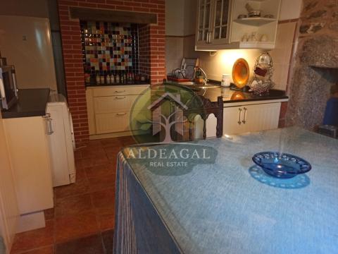 Encantadora casa de piedra reformada con finca y porche - entorno tranquilo y bien comunicado