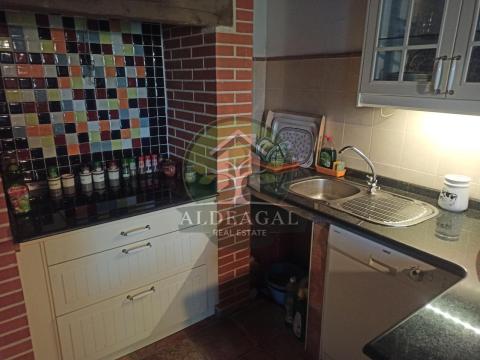 Encantadora casa de piedra reformada con finca y porche - entorno tranquilo y bien comunicado