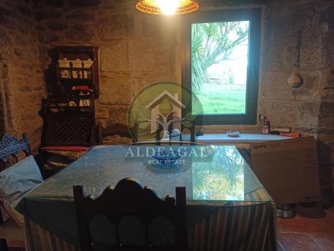 Encantadora casa de piedra reformada con finca y porche - entorno tranquilo y bien comunicado