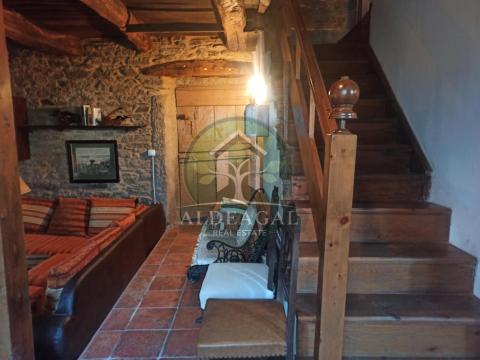 Encantadora casa de piedra reformada con finca y porche - entorno tranquilo y bien comunicado