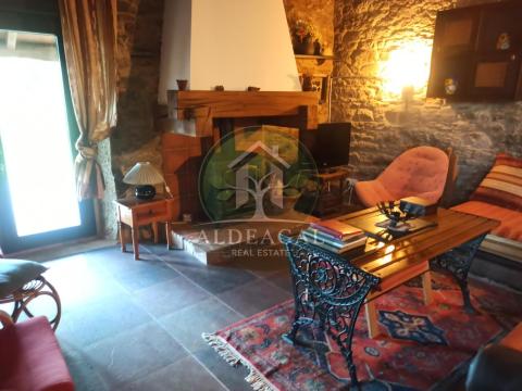 Encantadora casa de piedra reformada con finca y porche - entorno tranquilo y bien comunicado