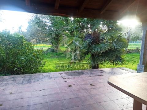 Encantadora casa de piedra reformada con finca y porche - entorno tranquilo y bien comunicado