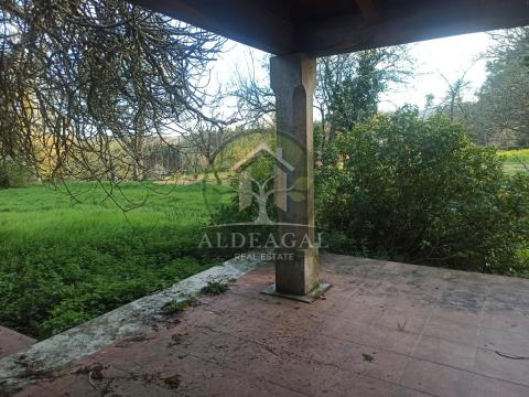 Encantadora casa de piedra reformada con finca y porche - entorno tranquilo y bien comunicado