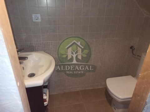 Encantadora casa de piedra reformada con finca y porche - entorno tranquilo y bien comunicado