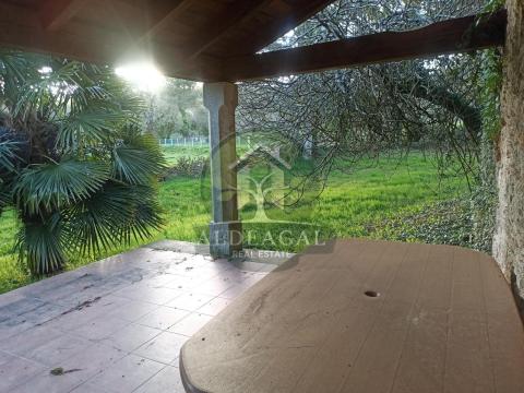 Encantadora casa de piedra reformada con finca y porche - entorno tranquilo y bien comunicado