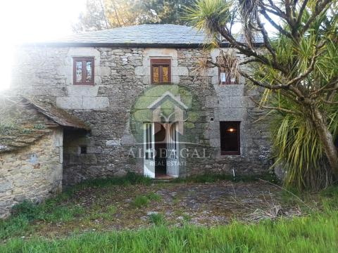 Encantadora casa de piedra reformada con finca y porche - entorno tranquilo y bien comunicado