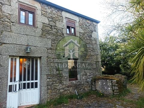 Encantadora casa de piedra reformada con finca y porche - entorno tranquilo y bien comunicado