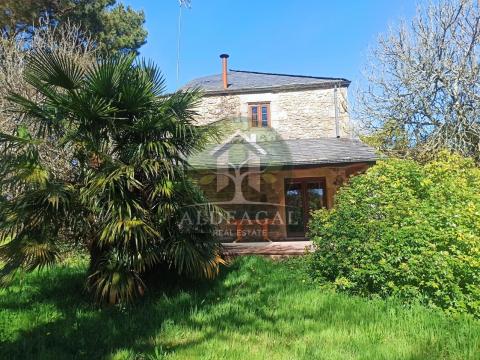 Encantadora casa de piedra reformada con finca y porche - entorno tranquilo y bien comunicado