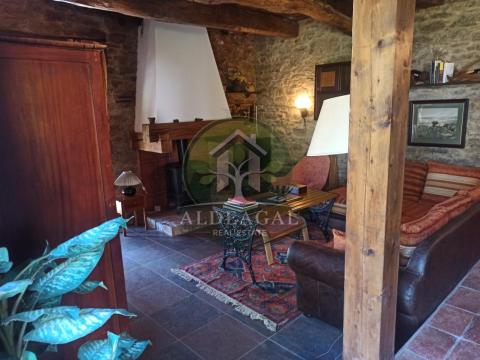 Encantadora casa de piedra reformada con finca y porche - entorno tranquilo y bien comunicado