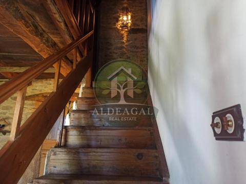 Encantadora casa de piedra reformada con finca y porche - entorno tranquilo y bien comunicado