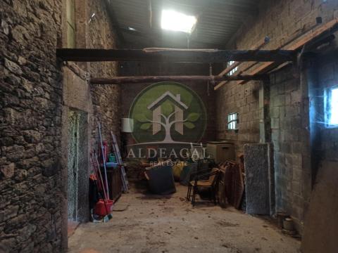 Encantadora casa de piedra reformada con finca y porche - entorno tranquilo y bien comunicado