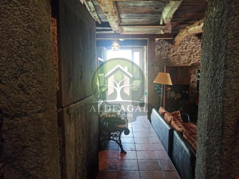 Encantadora casa de piedra reformada con finca y porche - entorno tranquilo y bien comunicado