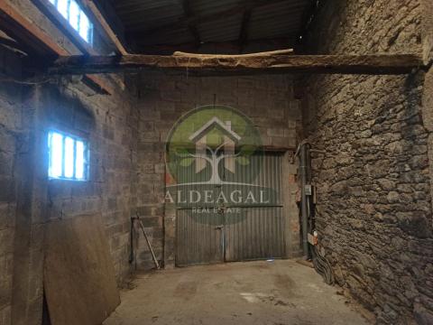 Encantadora casa de piedra reformada con finca y porche - entorno tranquilo y bien comunicado