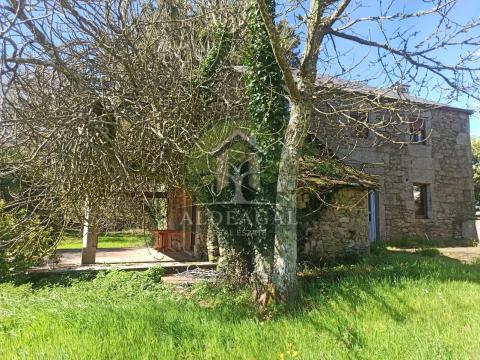 Encantadora casa de piedra reformada con finca y porche - entorno tranquilo y bien comunicado