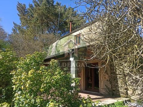 Encantadora casa de piedra reformada con finca y porche - entorno tranquilo y bien comunicado