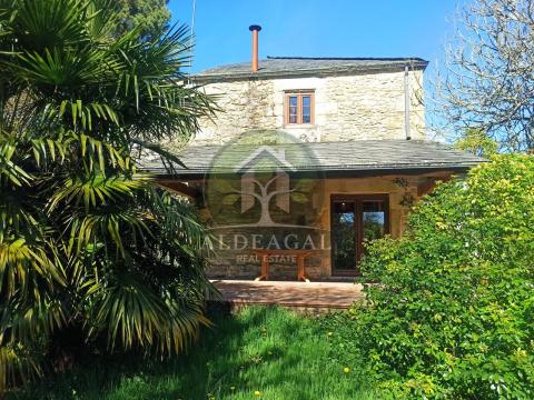 Encantadora casa de piedra reformada con finca y porche - entorno tranquilo y bien comunicado