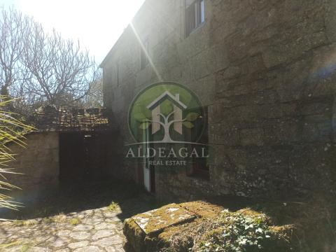 Encantadora casa de piedra reformada con finca y porche - entorno tranquilo y bien comunicado