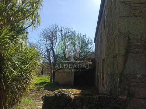 Encantadora casa de piedra reformada con finca y porche - entorno tranquilo y bien comunicado